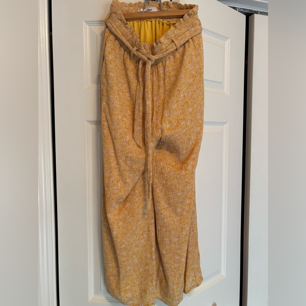 Hollister High Rise Crop Yellow Floral Wide-Leg Pants